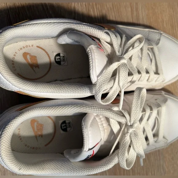 Nike Tennis Shoes Size 9.5 - Picture 3 of 6